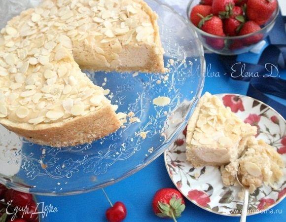 Отправить пирог в холодильник минимально на пару часов. Снять дно формы, помогая ножом с длинным лезвием. Порезать на кусочки. Приятного аппетита!