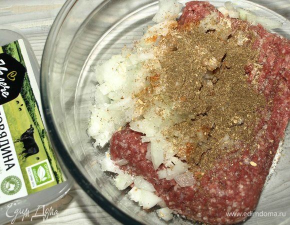 Лук мелко нарезать, добавить в фарш ТМ «Углече Поле». Добавить соль, красный перец, чеснок — 0,5 ч. л., кориандр — 0,5 ч. л., молотый имбирь — 0,5 ч. л. Хорошо перемешать.