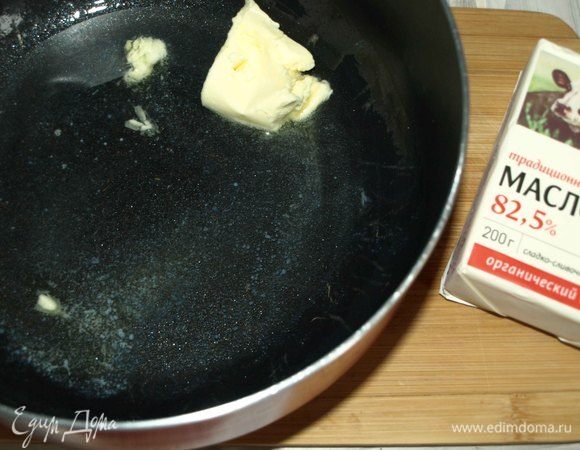 В глубокой сковороде или кастрюле разогреть растительное и сливочное масло.