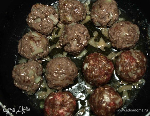 Слегка обжарить мясные шарики.