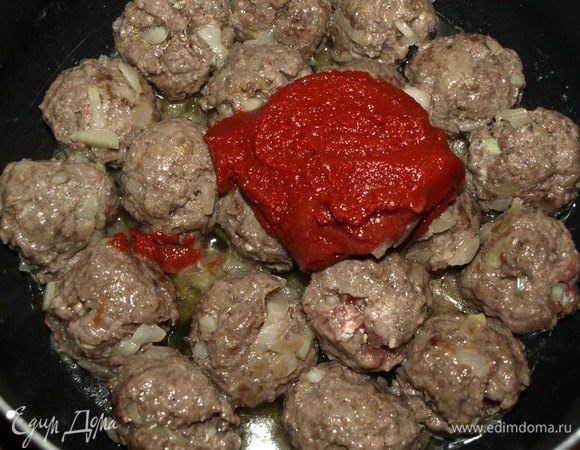 Добавить томатную пасту.