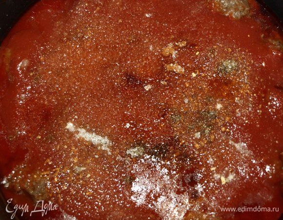 Добавляем пассату, перец, соль, сахар. Оставшиеся чеснок, имбирь, кориандр. И томим на медленном огне 20–30 минут.