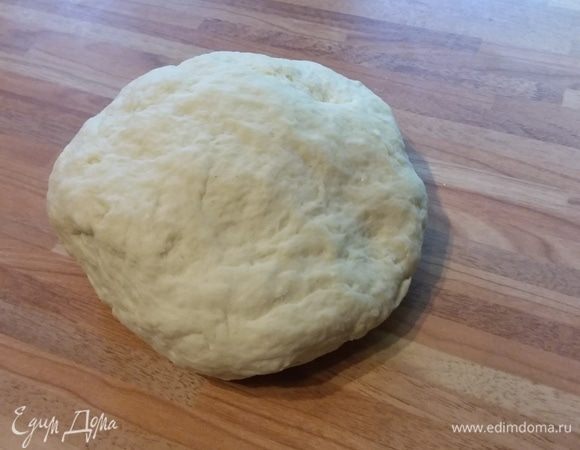 Смешать муку, разрыхлитель и соль, добавить 30 г йогурта и, постепенно добавляя 125 мл теплой воды, замесить мягкое тесто. Миску затянуть пленкой и оставить приблизительно на 1 час на отдых.