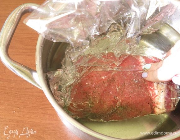 Кладем мясо в пакет, пакет в холодную воду, открытый край пакета наружу и выдавливаем воздух. Замеряем, какое количество воды необходимо, чтобы мясо находилось под водой. Это необходимо, чтобы быстро подготовить нужное количество горячей воды, в ингредиентах я указала условное количество воды.