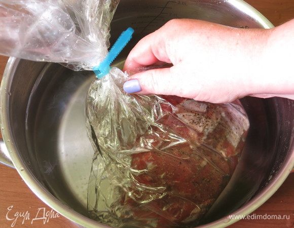 Закрываем пакет, если у вас пакет на клипсе, то Вам повезло, аккуратно закрыть его легче, чем пакет для запекания с завязкой.