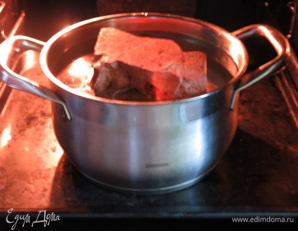 Ставим кастрюлю в духовку и быстро закрываем, чтобы не терять температуру.