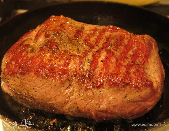 Выдерживаем мясо 2–3 часа. У меня стояло 2 часа 10 минут. Обжариваем на растительном масле со всех сторон.