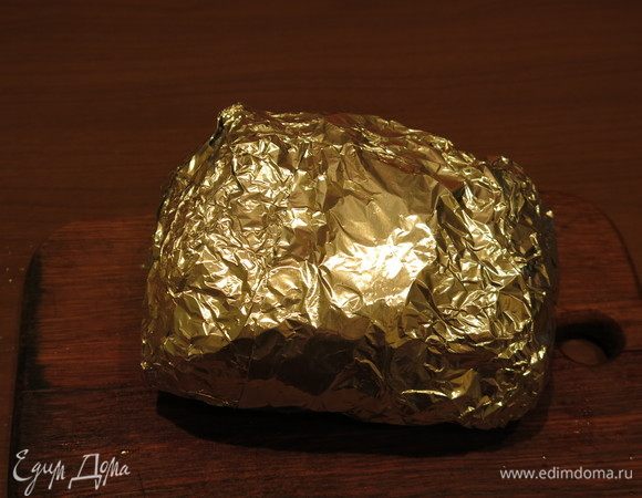 Заворачиваем и выдерживаем 15 минут для теплого ростбифа или до охлаждения с последующей выдержкой в холодильнике для холодного.