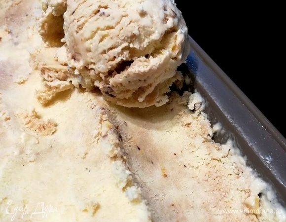 Я успела перемешать мороженое 2 раза и ушла на работу. Продолжал и заканчивал процесс муж. Ему понадобилось ещ 3 раза перемешать (3 часа), чтобы мороженое приняло консистенцию манной каши, именно так он описал по телефону его состояние. Фотографий поэтому нет, но и сложного тоже ничего нет. В следующий раз я постараюсь запланировать процесс так, чтобы самой иметь возможность его проконтролировать) В форму для окончательной заморозки выкладываем слой мороженого, несколько ложек шоколадного сиропа, распределяем горсть карамелизированных орехов. Слои повторяем 2 раза, заканчиваем слоем мороженого. Как сделать крокант можно посмотреть здесь: https://www.edimdoma.ru/retsepty/116085-tort-frankfurtskiy-venok или здесь: https://www.edimdoma.ru/retsepty/113952-meksikanskiy-tort-s-krokantom-iz-pekana. Мороженое отправить в морозилку до востребования. Шоколадный сироп можно использовать готовый, а от орехового кроканта и вовсе отказаться. Тогда приготовление мороженого намного упростится и ускорится. Просто у меня часто остаются неиспользованные продукты от прежних десертов и я стараюсь их использовать.