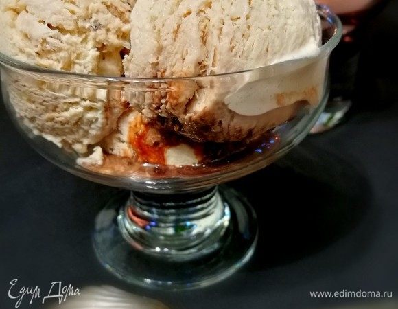 Перед подачей рекомендую оставить мороженое на минут 15–25 при комнатной температуре.