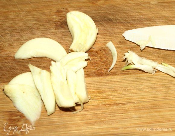 Чеснок очистить. Мелко нашинковать.