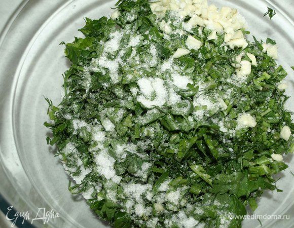 Укроп, петрушку промыть. Мелко порубить. Перекладываем зелень в емкость, в которой будем готовить окрошку. Добавляем чеснок, соль по вкусу.