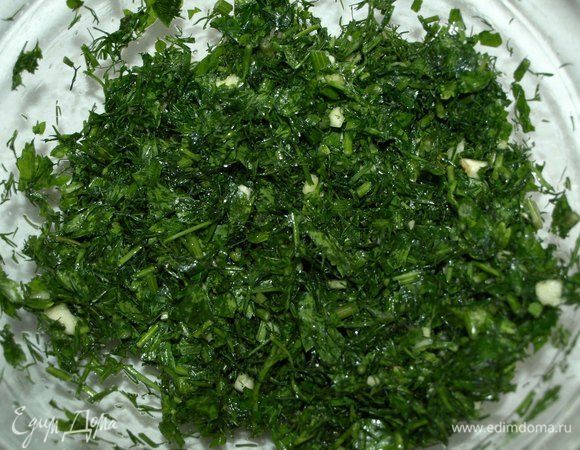 Руками растираем зелень с солью и чесноком.