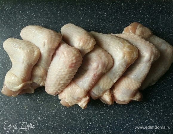 Возьмем лоточек куриных крылышек. Подготовим для маринования.