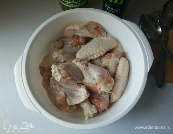 Для этого помоем и разрежем крылья на 2 части.