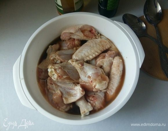 Добавим к крылышкам яблочный сидр и соевый соус (у меня легкий, естественного брожения). Перемешаем.