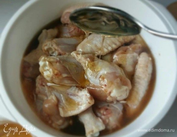 Добавим жидкий мед. Еще раз все перемешаем, накроем крышкой емкость с крыльями, и уберем в холодильник минимум на 1 час мариноваться.