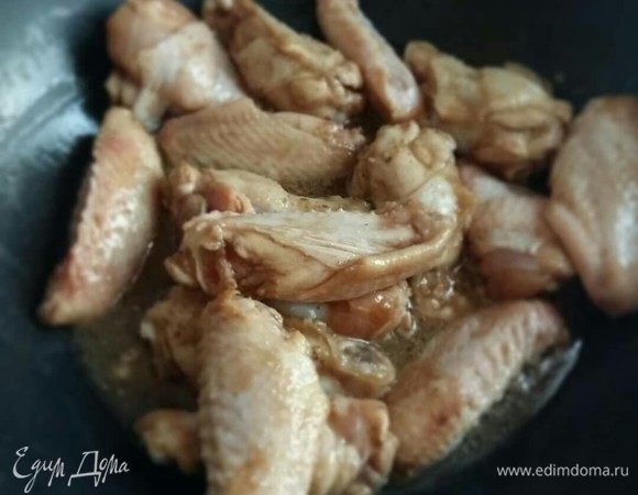 Затем, в сковороду-вок переложить наши крылышки вместе с маринадом, и тушить при медленном кипении под крышкой до выпаривания всей жидкости. Это примерно 30 минут. Крылышки периодически помешиваем.