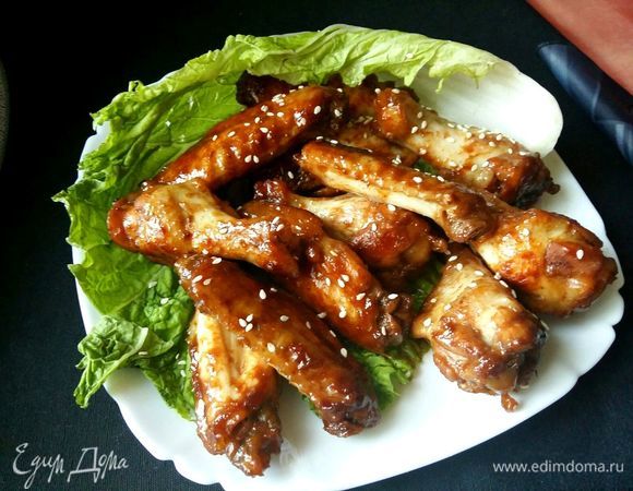 Готовые крылышки посыпать кунжутом.