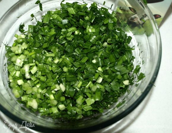 Зеленый лук мелко режем и добавляем к остальной зелени.