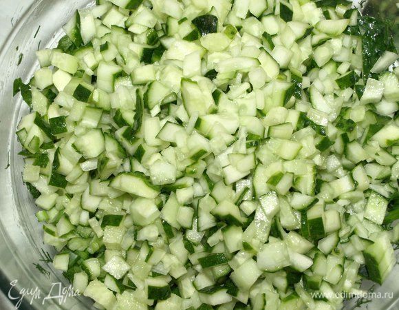 Огурцы моем. Мелко режем. Соединяем с остальными ингредиентами.