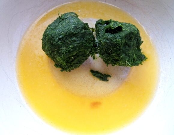 Разморозить шпинат или использовать свежий. Поместить его в растопленное масло.