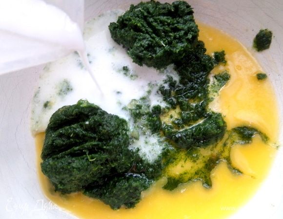 Влить молоко.