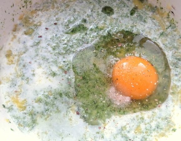Вбить яйцо, посолить.