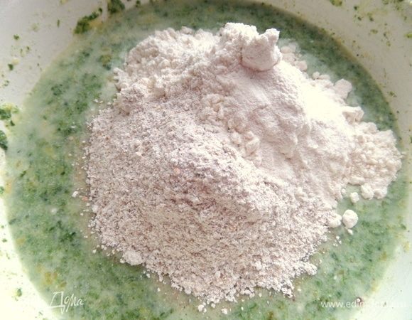 Ввести оба вида муки с разрыхлителем.