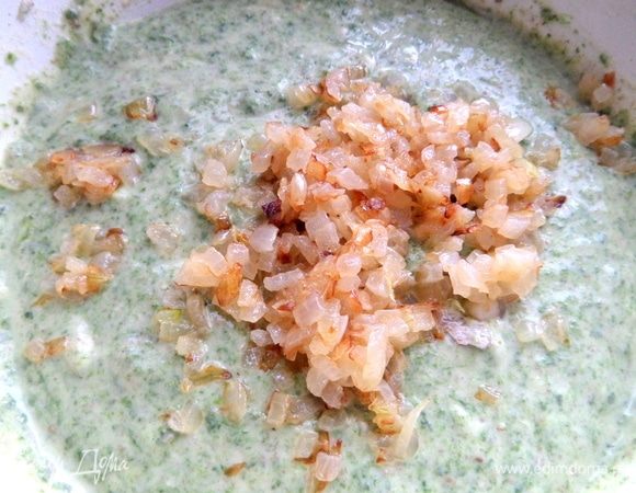 Перенести лук в тесто.