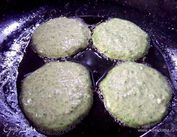 Смешать и жарить по 4 оладьи.