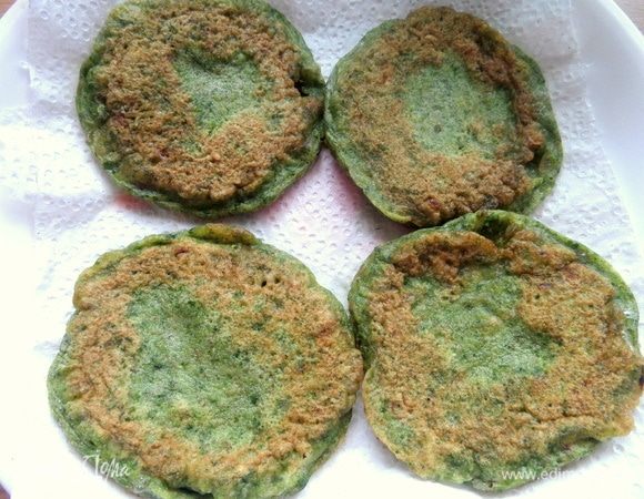 Перенести готовые оладьи на салфетку.