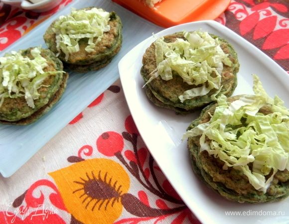 Посыпать каждую оладью капустой.