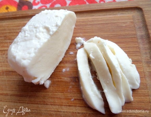 Моцареллу нарезать на полоски.