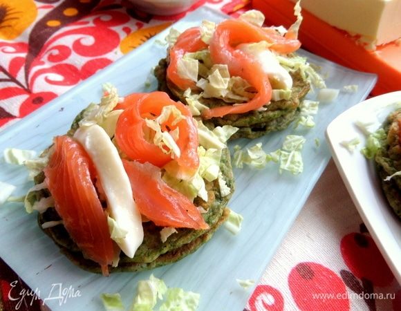 На капусту положить ломтик моцареллы и кусочки рыбы (норвежский лосось).