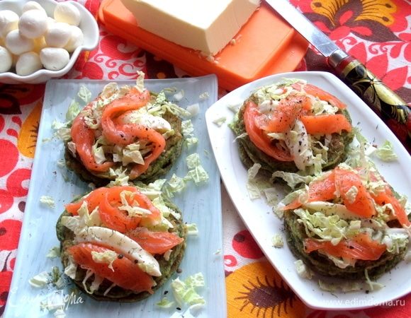 Подавать на завтрак или перекус. Такое сочетание очень подходит к малосольной рыбке.