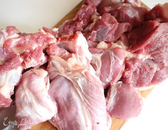 Отделить мясо от костей, оставив на костях небольшую часть мяса. Нарезать небольшими кусочками курдючный жир.