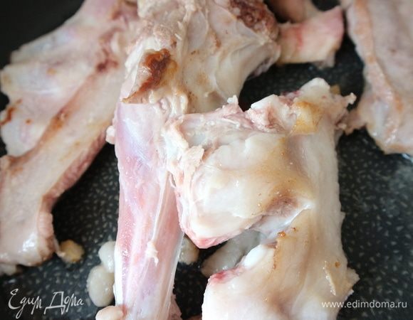 В казане разогреть растительное масло, положить в него курдючный жир, обжарить до золотистого цвета, вынуть шкварки, они не понадобятся. Поместить в казан кости, обжарить. Можно поступить по-другому. Так как в задней части баранины довольно большая кость, мне удобнее было обжаривать ее на большой сковороде с добавлением курдючного жира.