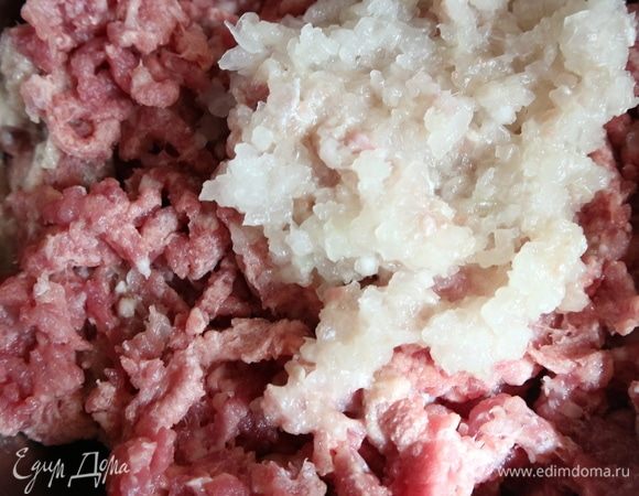 Мякоть баранины прокрутить в мясорубке, прокрутить репчатый лук (1 штука).