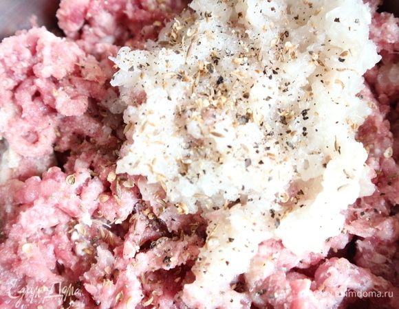 Посолить, добавить половину специй. У меня здесь кориандр, зира, красный острый перец, черный свежемолотый перец. Можно добавить чабер. Кориандр я измельчила в ступке не очень мелко, так, чтобы раскрылись ароматы. Перемешать фарш со специями, убрать миску с фаршем в холодильник, накрыв крышкой, до использования.