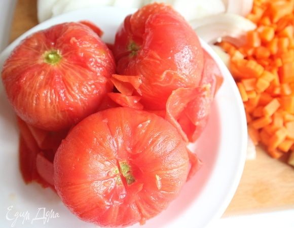 На помидорах (нужно выбрать сочные, крупные, ароматные помидоры) у плодоножки сделать крестообразные насечки, поместить в кипяток минут на 5, вынуть помидоры, ополоснуть холодной водой, удалить кожуру. Мякоть нарезать небольшими кубикам.