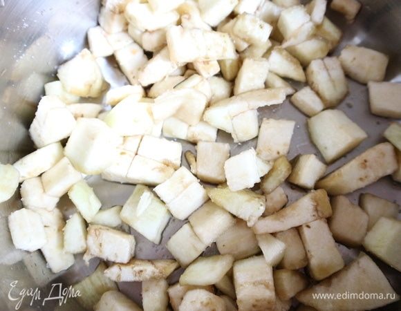 Баклажан (у меня был достаточно крупный баклажан, для блюда мне хватило его половинки) положить в отдельную миску, посыпать солью, после того, как образуется жидкость (через 15 минут), слить ее, баклажан промыть. Это нужно для того, чтобы ушла горечь.