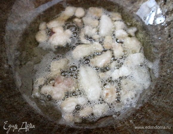 В казане разогреть растительное масло, положить в него курдючный жир, обжарить до золотистого цвета, вынуть шкварки, они не понадобятся. Поместить в казан кости, обжарить, если вы их не обжаривали, как я, на сковороде.