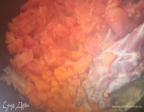 Через некоторое время очередь моркови, добавить ее в казан. Следом помидоры, тушить минут 10–15. Извините за фотографию: казан с огня не снимала, пар.