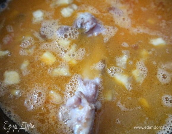 Посолить, добавить оставшийся измельченный в ступке кориандр; зиру, а также красный острый и черный свежемолотый перец, измельченный чеснок. Влить 1,5 л кипятка, довести до кипения и варить маставу минут 15. Можно добавить джамбул (чабер), вместо сухого красного острого перца можно добавить свежий перчик чили, нарезанный на кусочки (семена вынуть), или целый. От того, нарезали вы его или нет — будет зависеть острота блюда. Менее острый вариант — без нарезки.