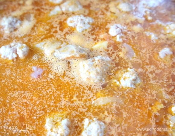 Бараний фарш разделать на маленькие фрикадельки. Рядом с фаршем поставить миску с холодной водой, в которой удобно периодически смачивать руки, когда вы будете лепить фрикадельки. Положить их в казан за 8–10 минут до окончания приготовления. Фрикадельки маленькие, по размеру чуть больше вишни, они варятся довольно быстро. Выключить огонь.