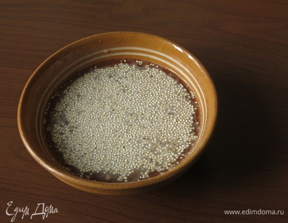 Киноа можно сварить, а можно прорастить. Для этого замачиваем в воде киноа на 1 час.