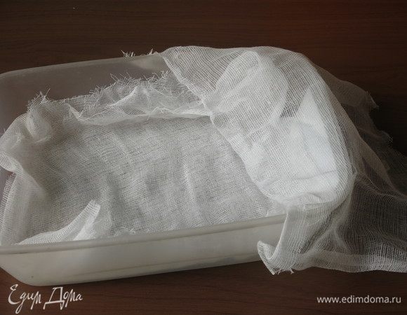 Форму выстилаем марлей, три слоя.
