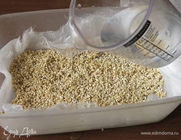 Заливаем водой аккуратно.