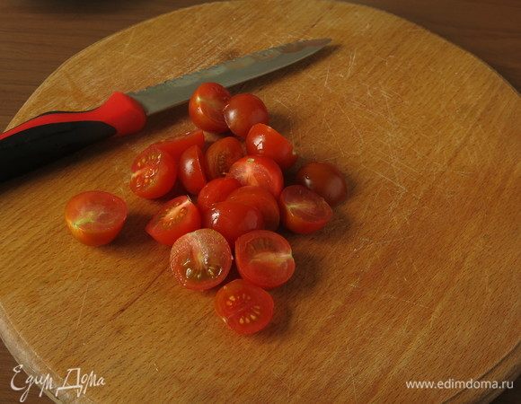 Для салата нарезаем черри.